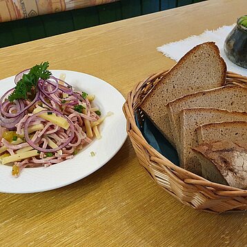 Wurstsalat_mit_Brot